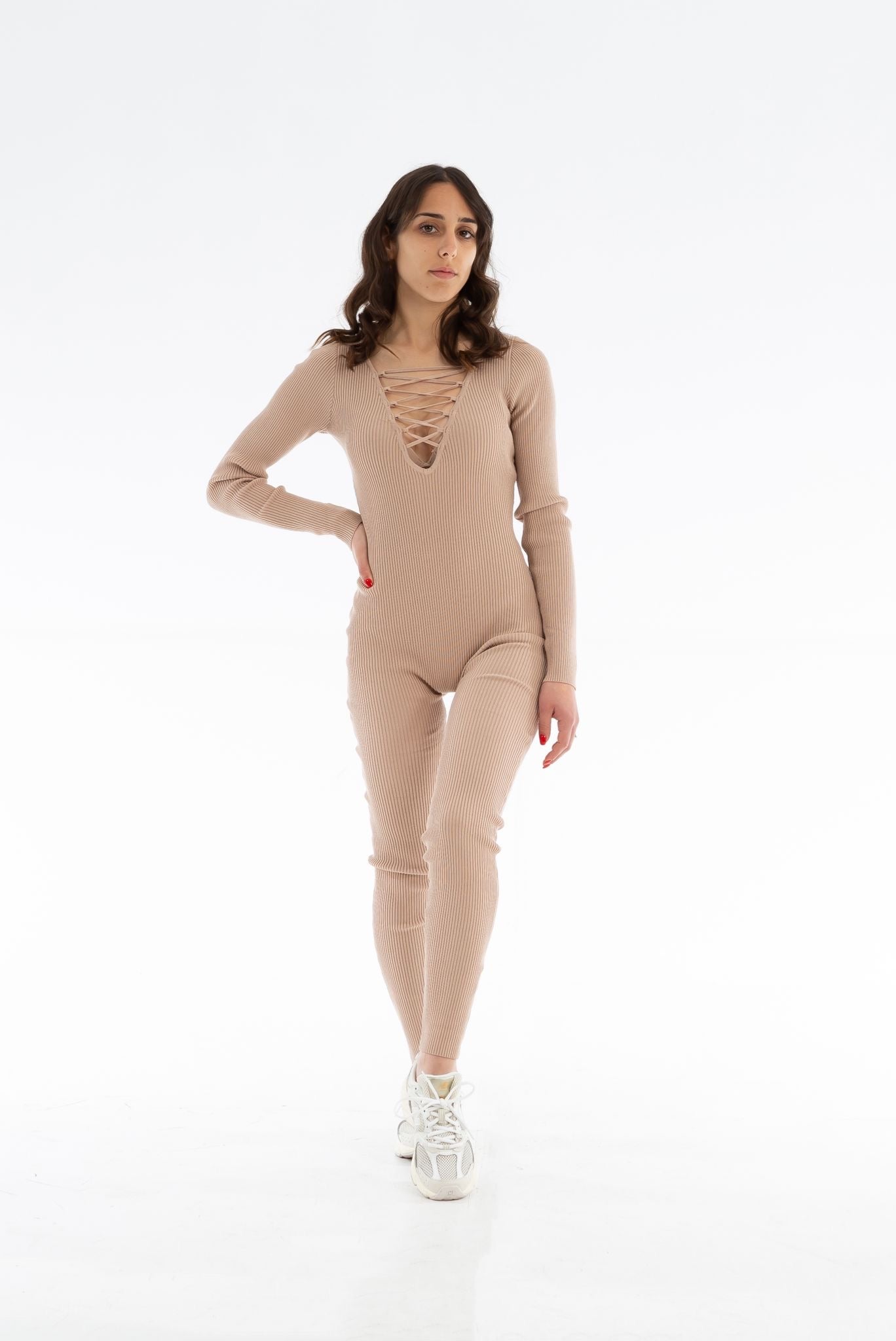 Tuta beige con intreccio davanti