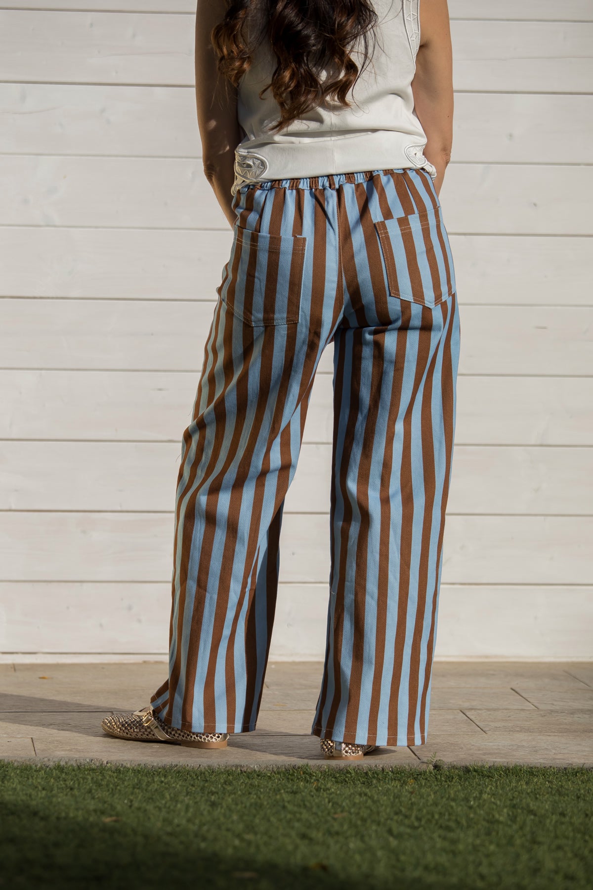 Pantalone a righe azzurre e marroni