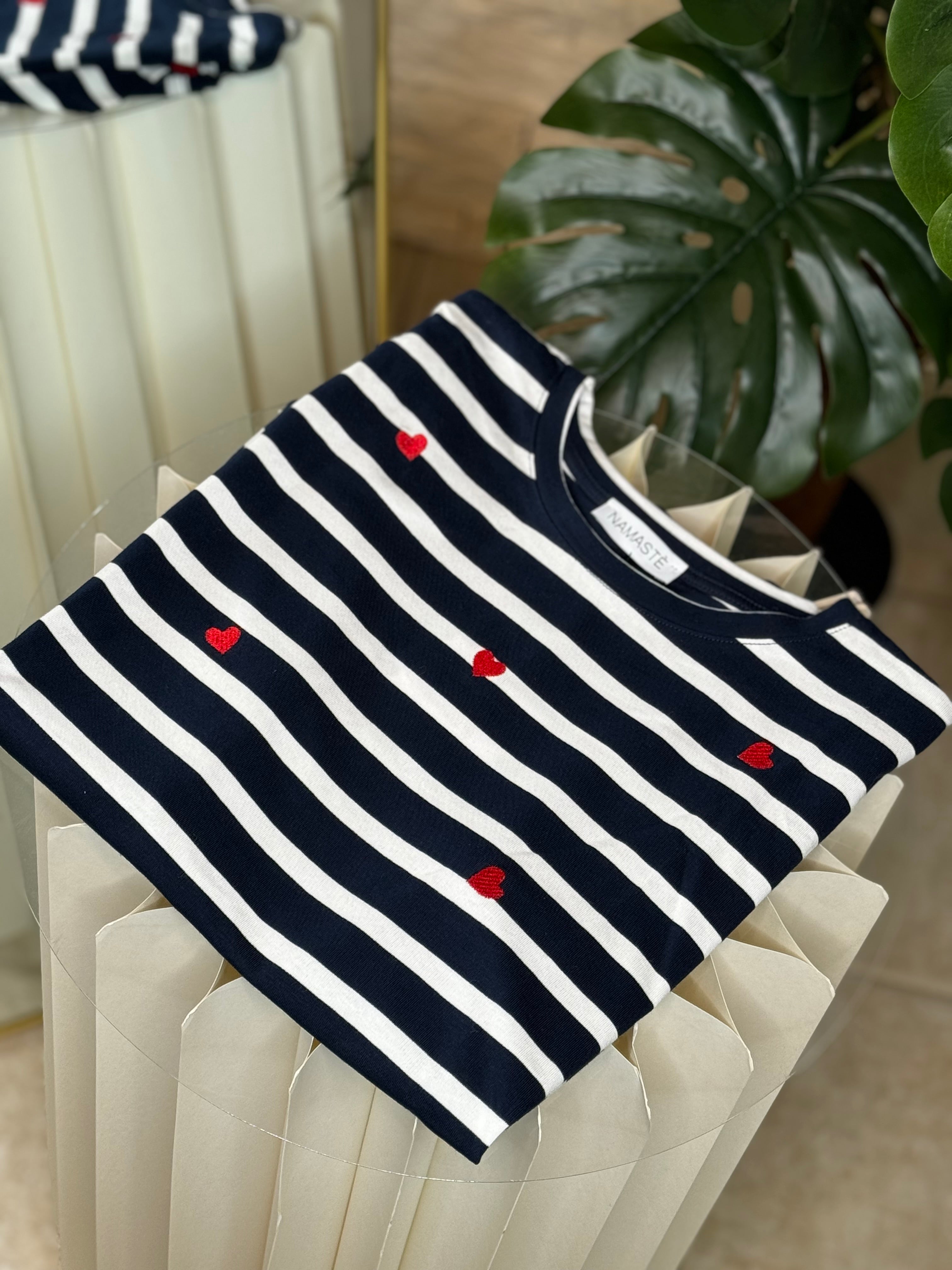 T-shirt a righe con cuori