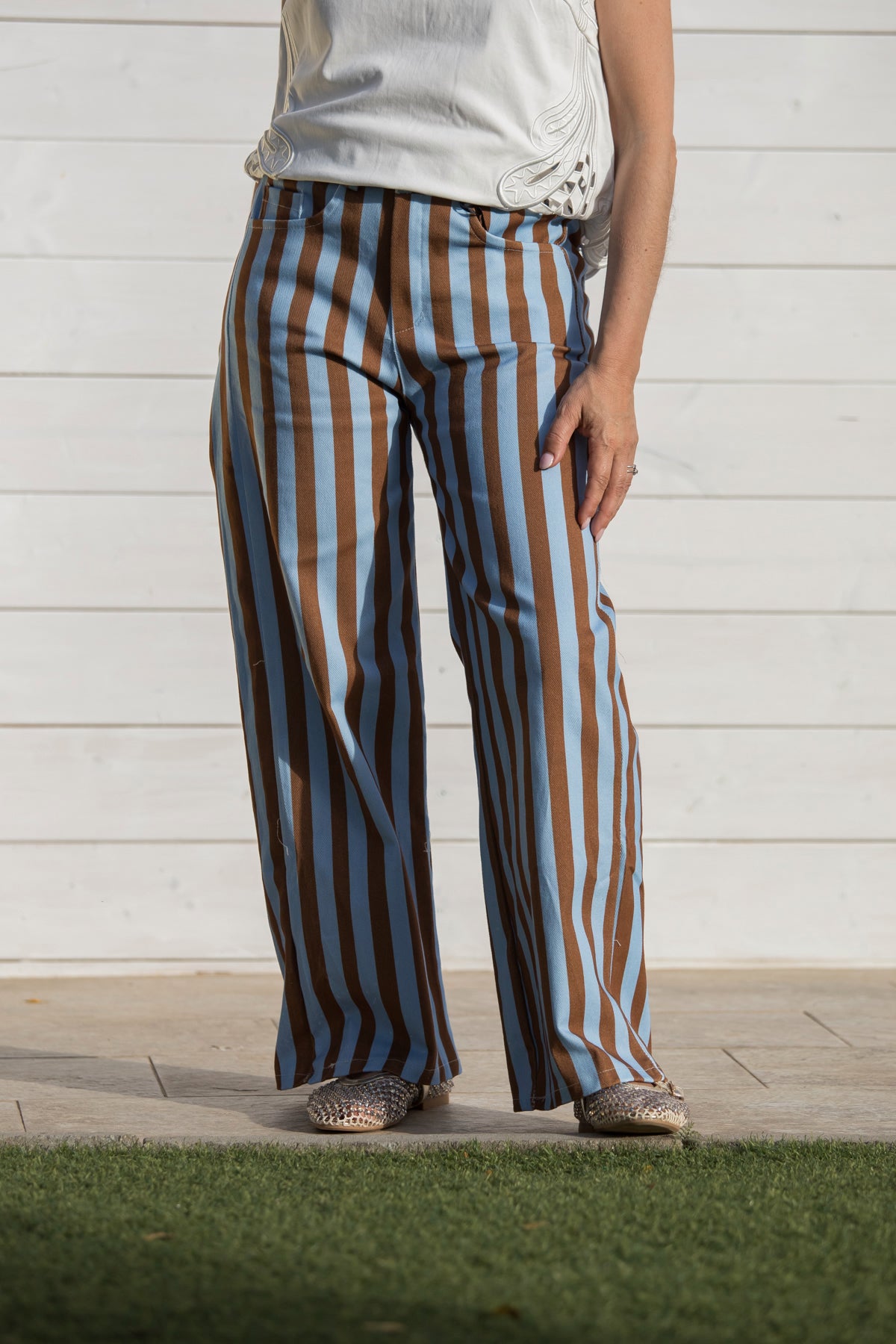 Pantalone a righe azzurre e marroni