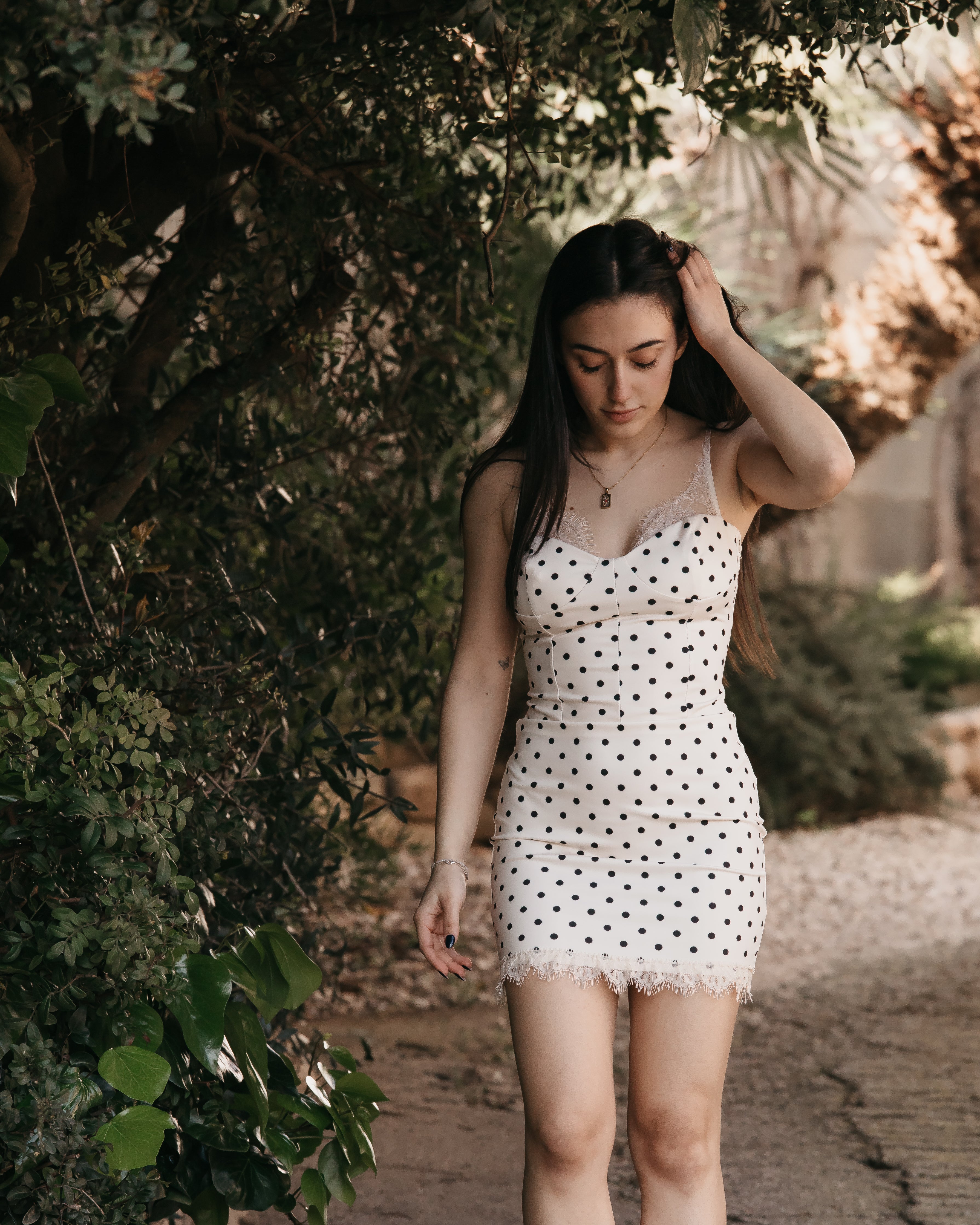 Abito corto pois con dettagli in pizzo