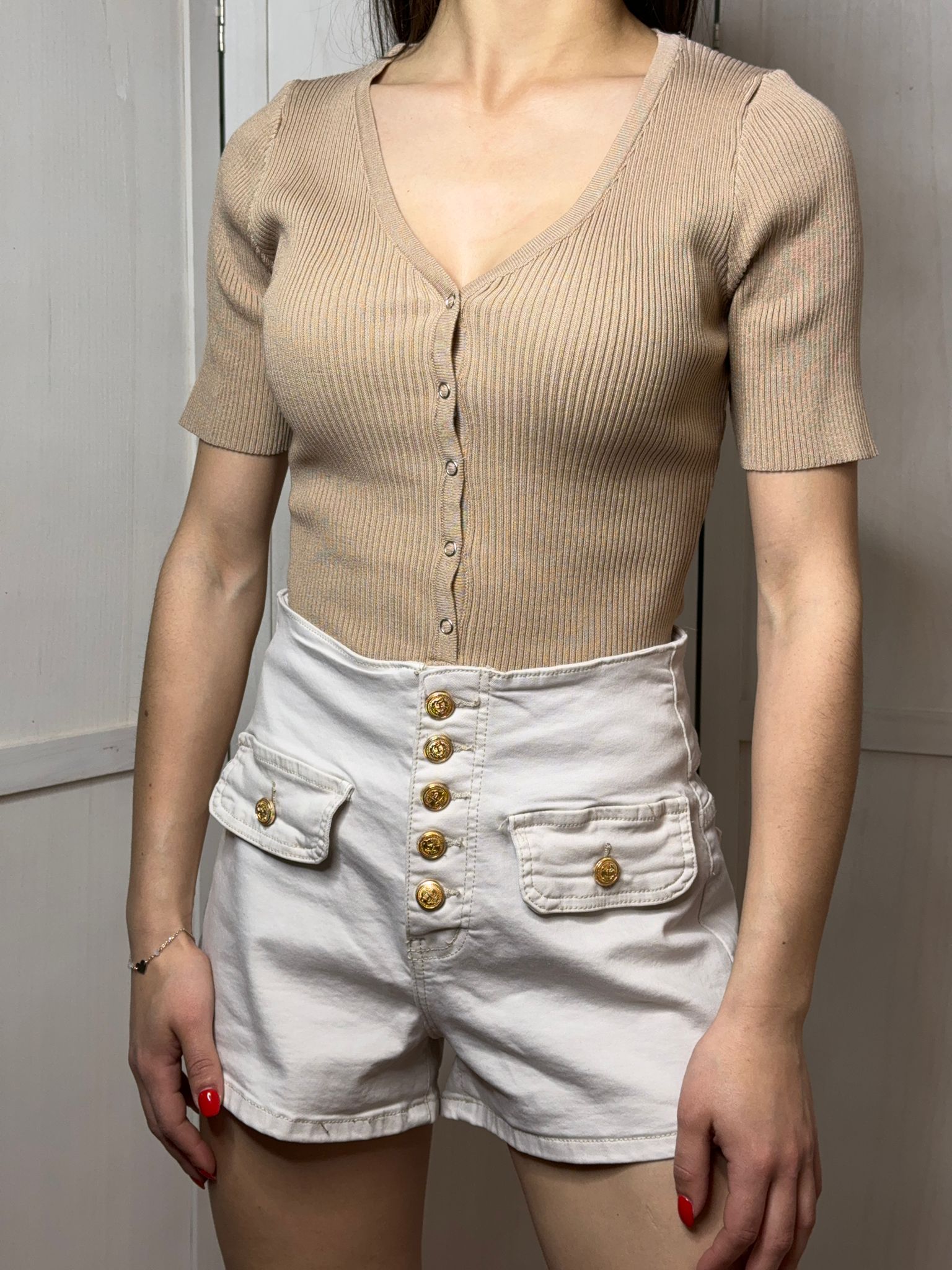 Shorts panna con bottoni oro