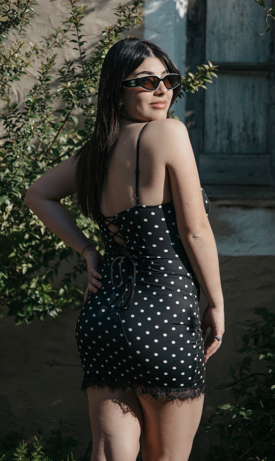 Abito corto pois con dettagli in pizzo