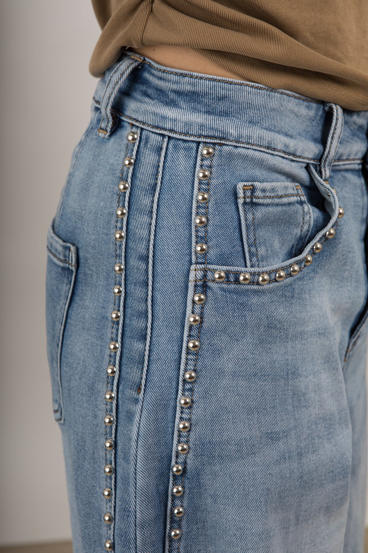 Jeans Baggy con borchie