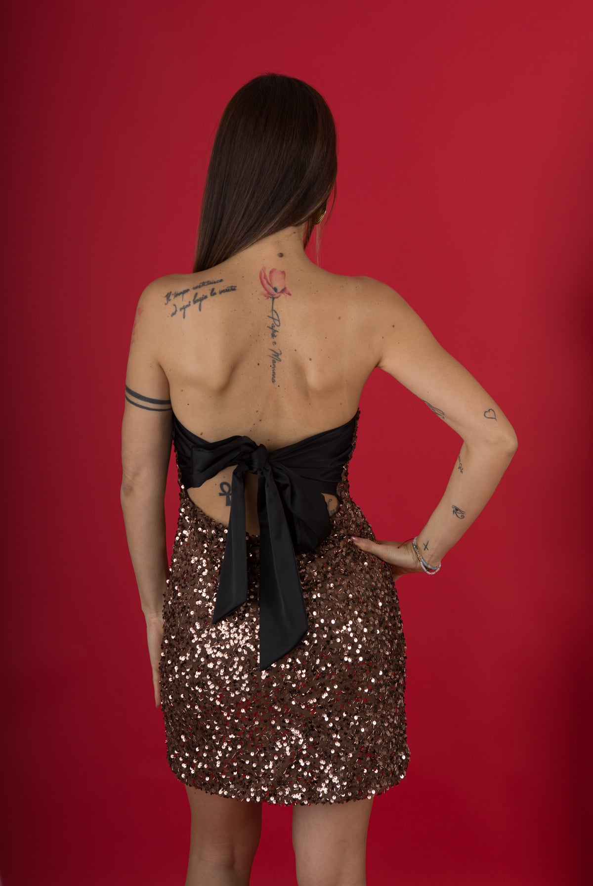 Abito bronzo con fiocco dietro