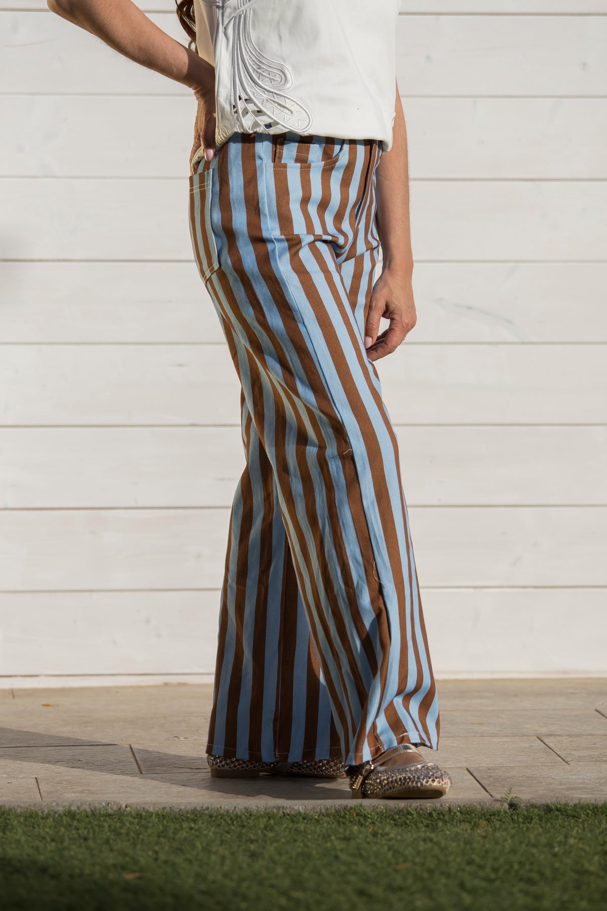 Pantalone a righe azzurre e marroni
