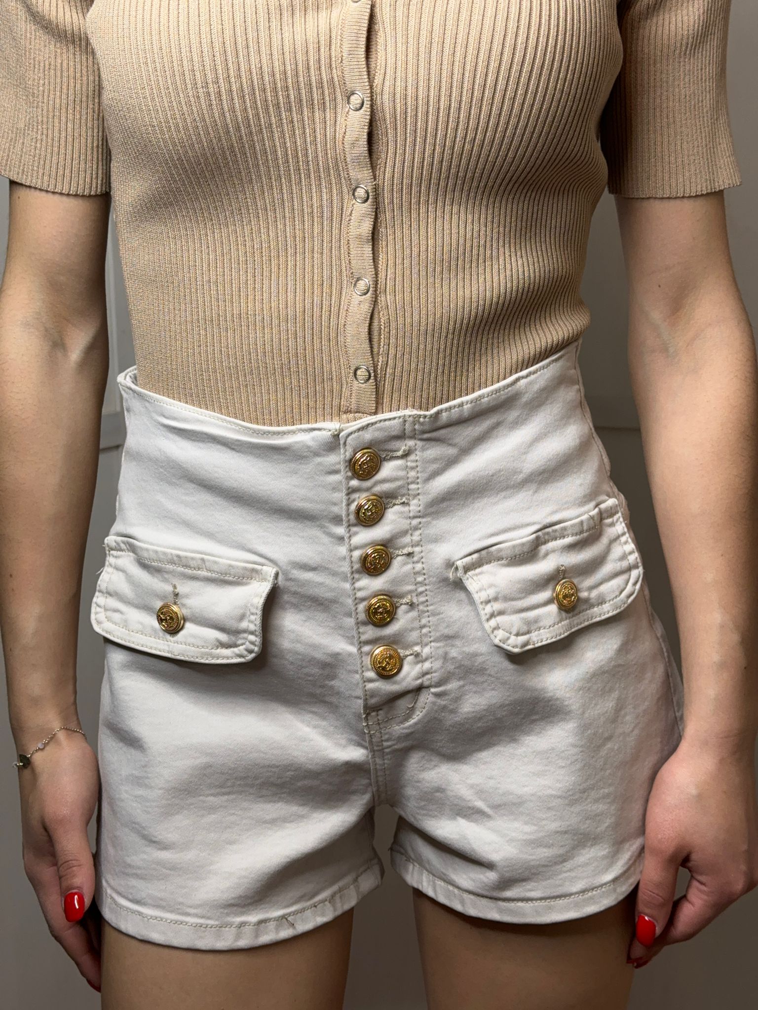 Shorts panna con bottoni oro